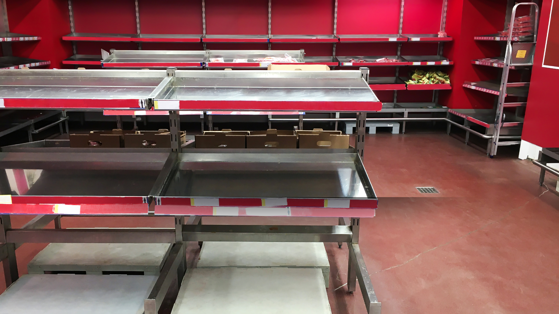 Metal Fixtures in Retail: Pick the Right Fit for Your Store