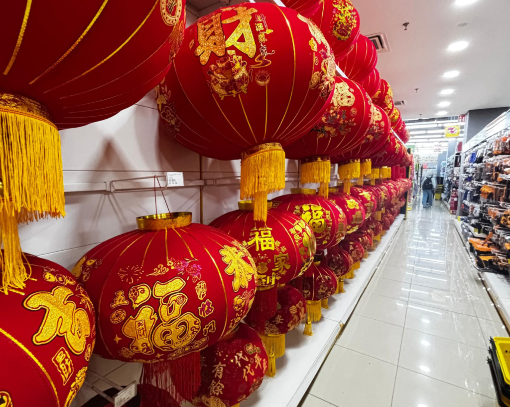 Gondola shelf with seasonal display at MR.DIY